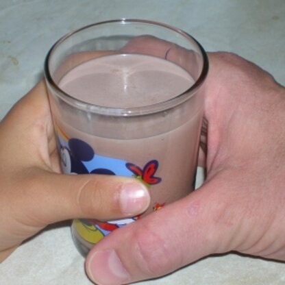 子どものために作ったアイスココアを子どもと旦那が取り合い～！！！このココアが美味し過ぎるから？？？それとも、寝虎フィーヌ姫が美しすぎるから？？？ご馳走様～♪